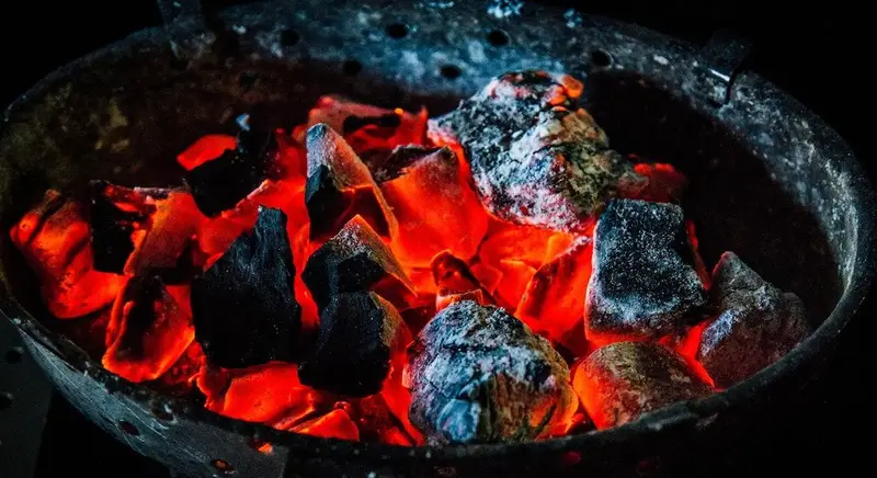 Braises dans un barbecue