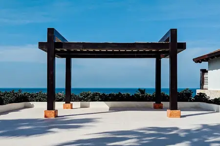 Pergola bioclimatique monté en sur une terrasse face à la mer