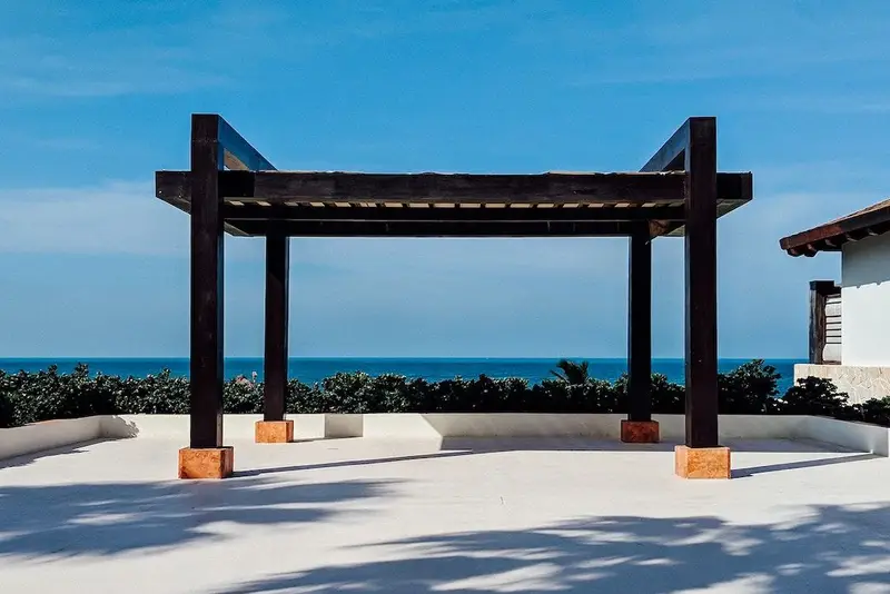 Pergola bioclimatique monté en sur une terrasse face à la mer