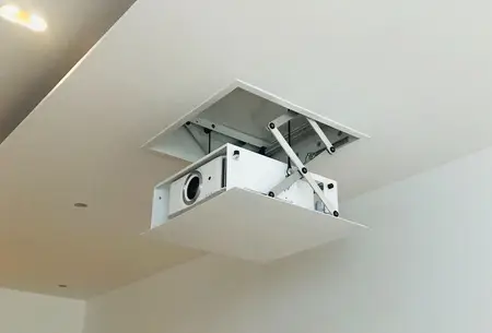 Vidéoprojecteur attaché au plafond