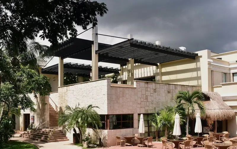 Pergola bioclimatique à nettoyer