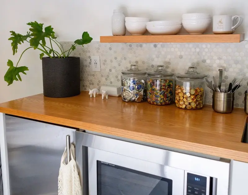 Plan de travail stratifié dans une cuisine