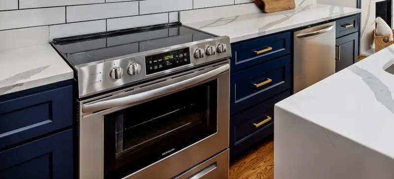 Cuisinière en aluminium dans une cuisine