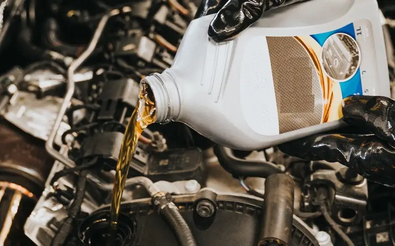 Ajout d'huile dans un moteur