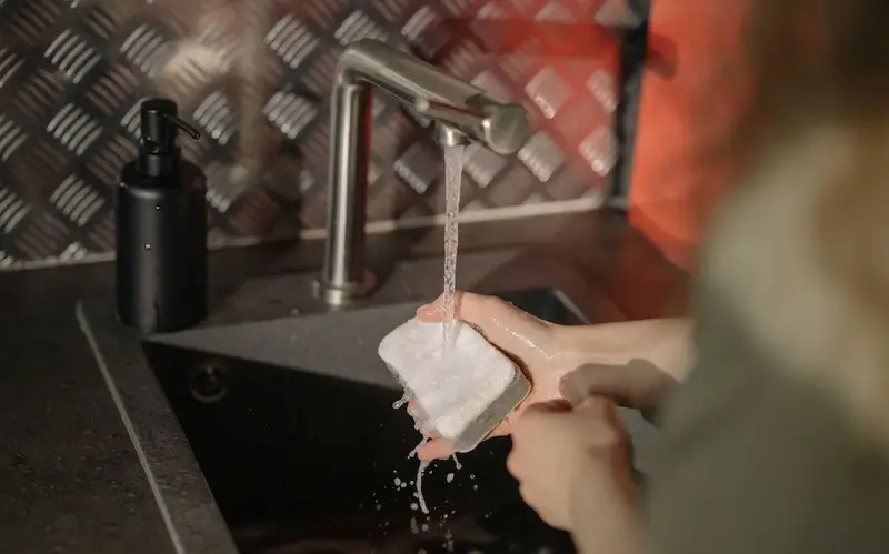 Nettoyage avec un éponge