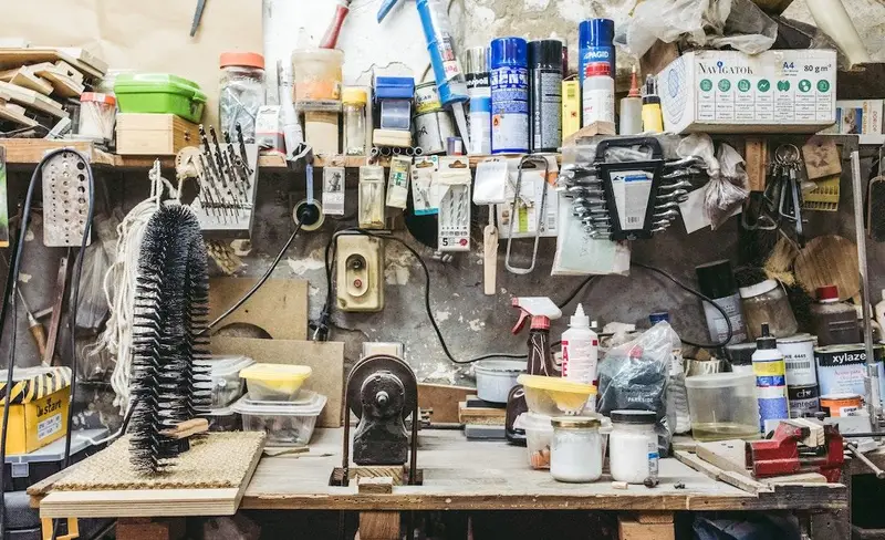 Plusieurs outils disponibles dans un garage