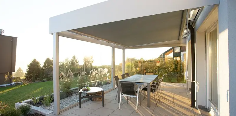 Pergola bioclimatique blanche