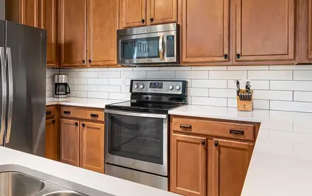 Cuisinière dans une cuisine